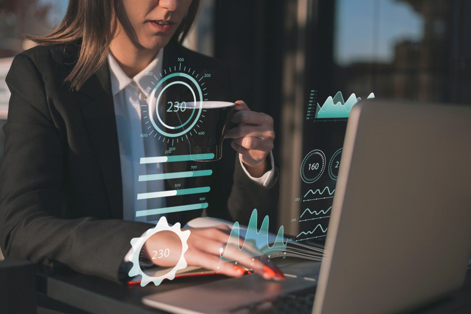 Mujer analizando gráficos digitales en laptop con indicadores de análisis de datos
