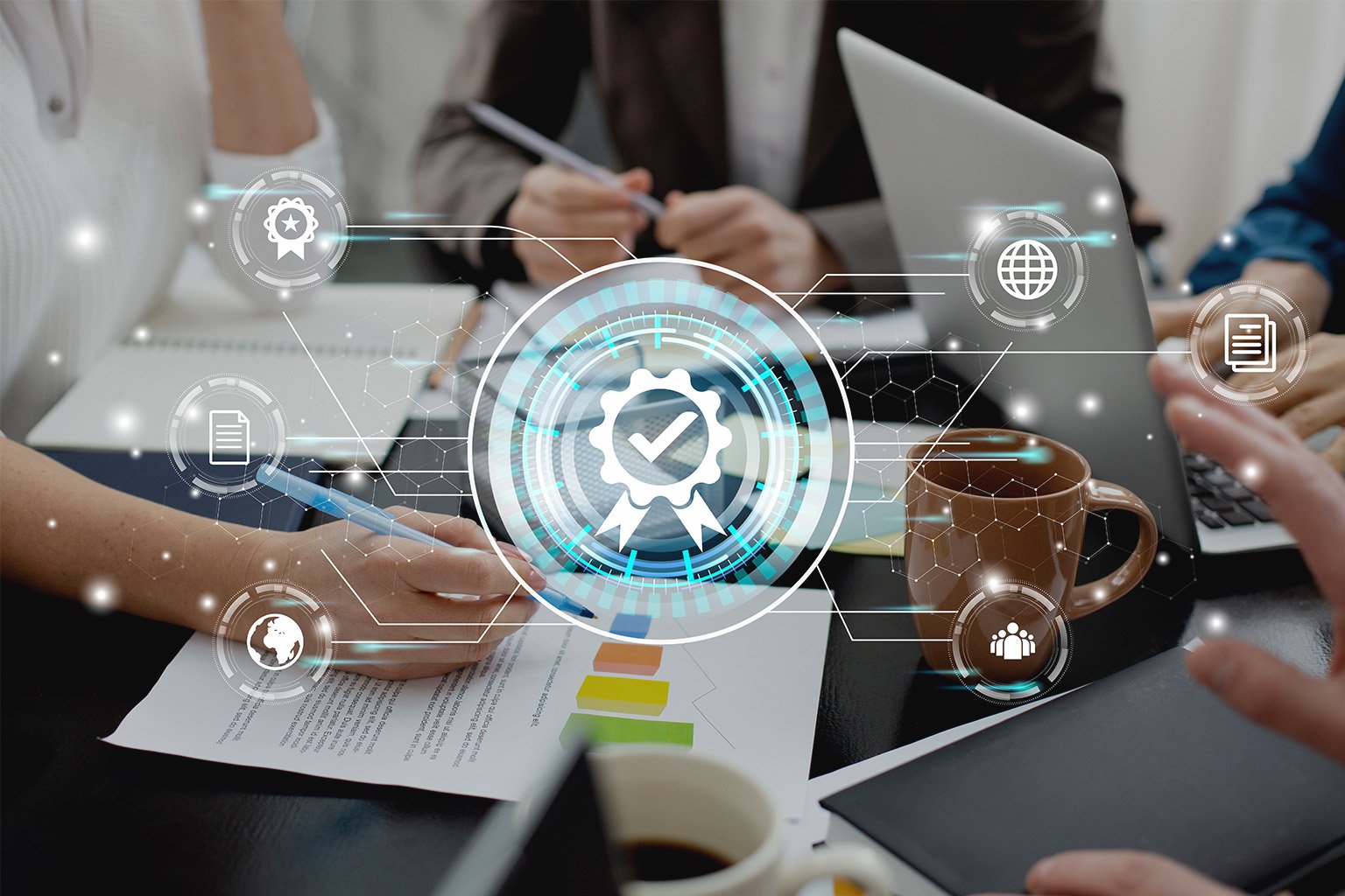 Reunión empresarial con gráficos digitales sobre integración y calidad de datos